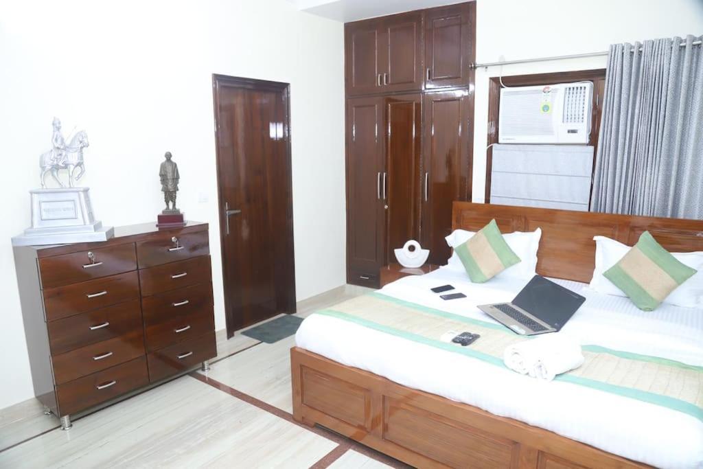 Divine India Service 3bhk,b57 Sarita Vihar,apollo Apartment *