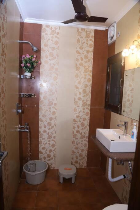Divine India Service 3bhk,b57 Sarita Vihar,apollo Apartment *