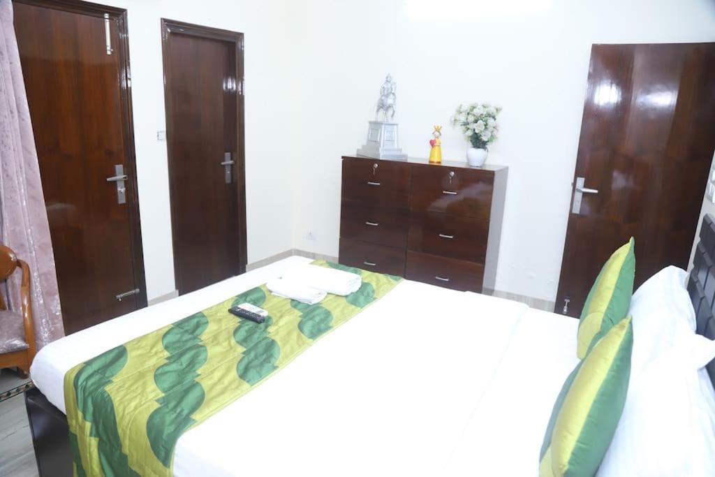 Divine India Service 3bhk,b57 Sarita Vihar,apollo Apartment